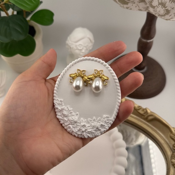 Elegant Gold Bee Earrings with Imitation Pearl Drop - Picture 7 of 8